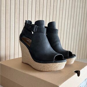 UGG Size 6 Women’s Wedge Sandals